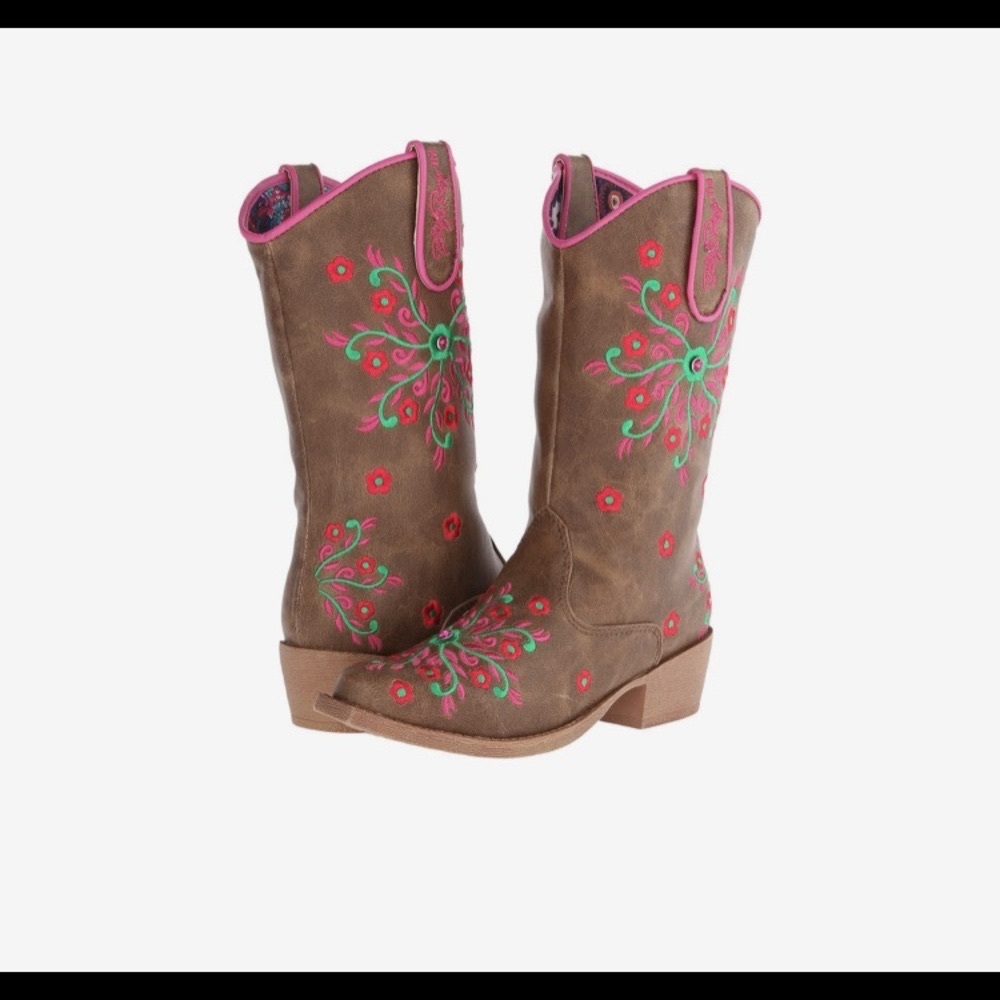 Pretty new boots for girls from Blazin Roxx. The size 4 1/2 but it runs large.